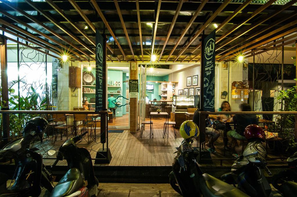 Nau Here Hostel Kuta Lombok Buitenkant foto