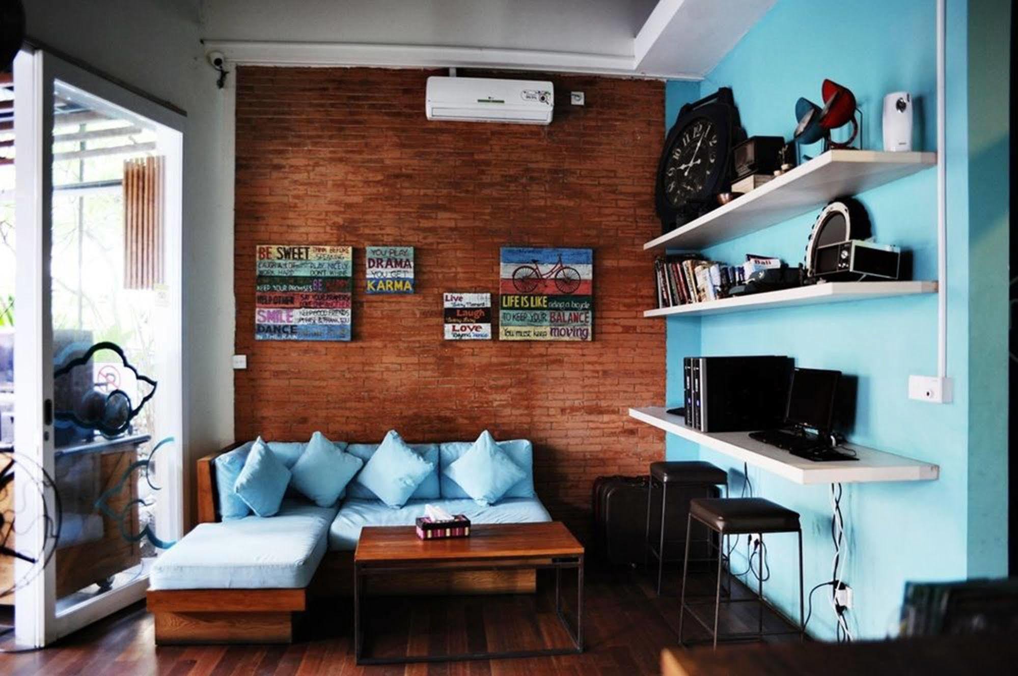 Nau Here Hostel Kuta Lombok Buitenkant foto