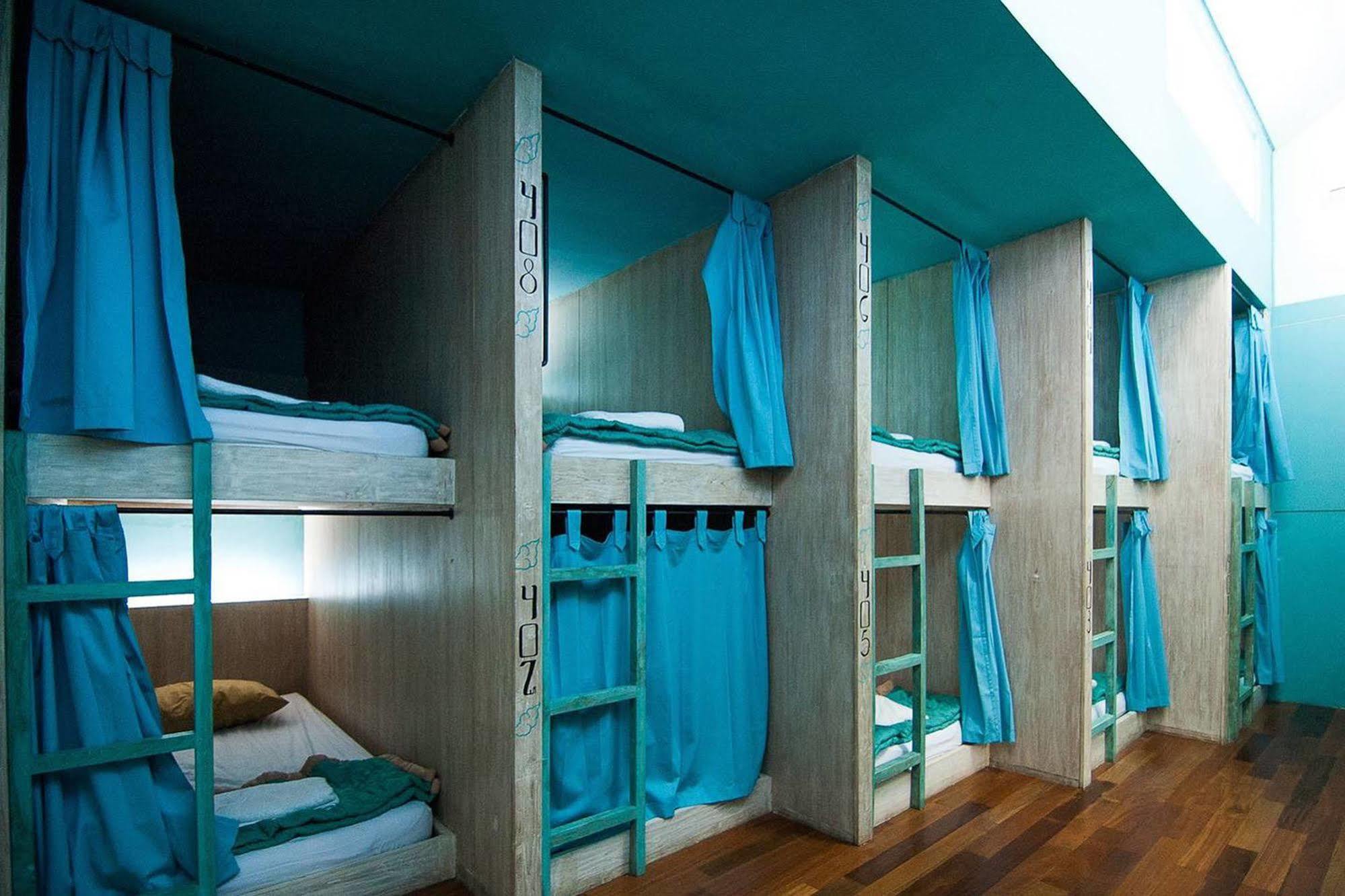 Nau Here Hostel Kuta Lombok Buitenkant foto
